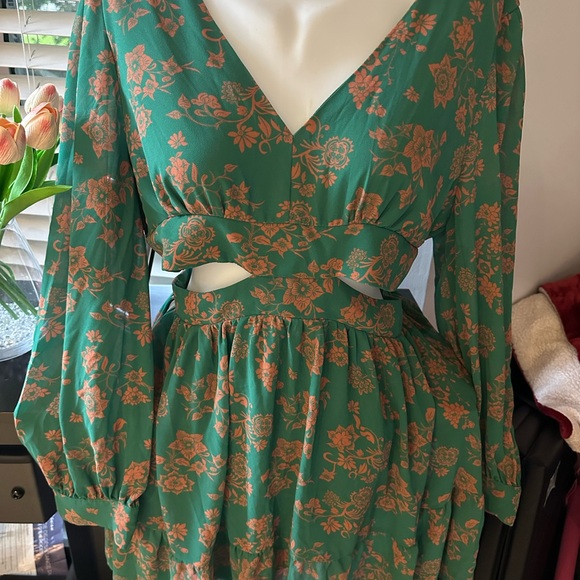 SHEIN Green V-Neck Bishop Sleeve Backless Dress - Picture 2 of 4
